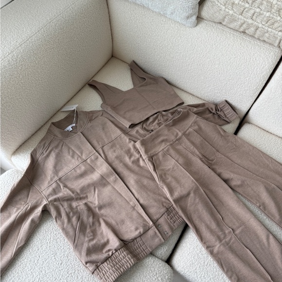 Travis Mathew Set - Picture 2 of 9